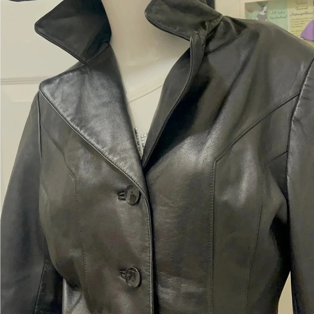 Wilson's leather 100% leather jacket is soft and shiny. Beautiful design - Picture 8 of 16